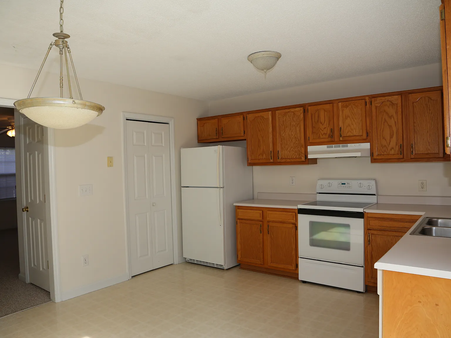 2 bed, 1.5 bath, 1040 sqft, $1,100 — Photo 3