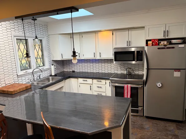 7 Hilltop Dr, Pittsford, NY 14534