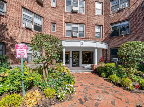 3 Townhouse Place #3A, Great Neck, NY 11021