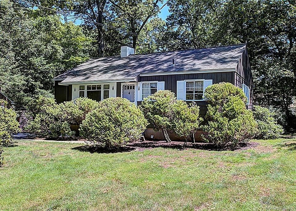 Front exterior picture of 5 Lynwood Place in East Haven.