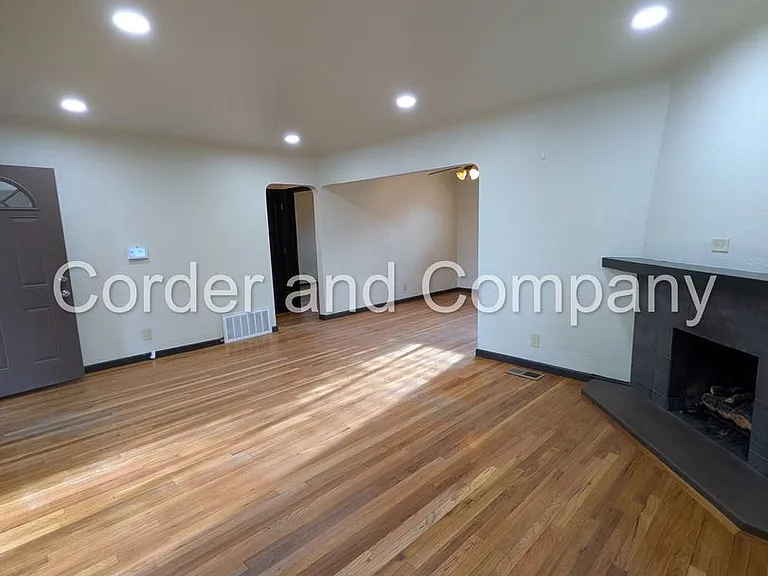 302 Valencia Dr NE — Photo 6