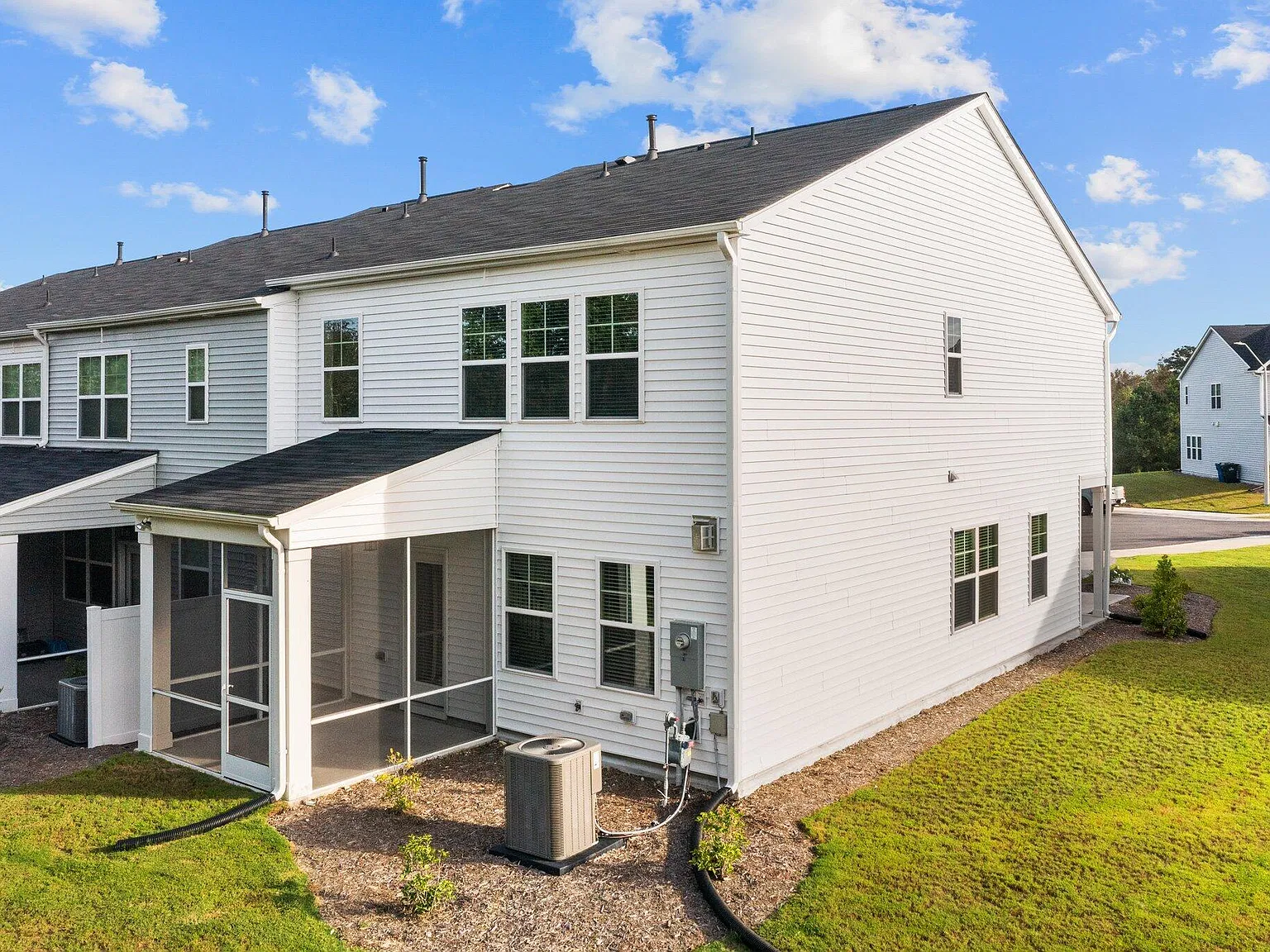 3 bed, 2.5 bath, 1982 sqft, $2,195 — Photo 3
