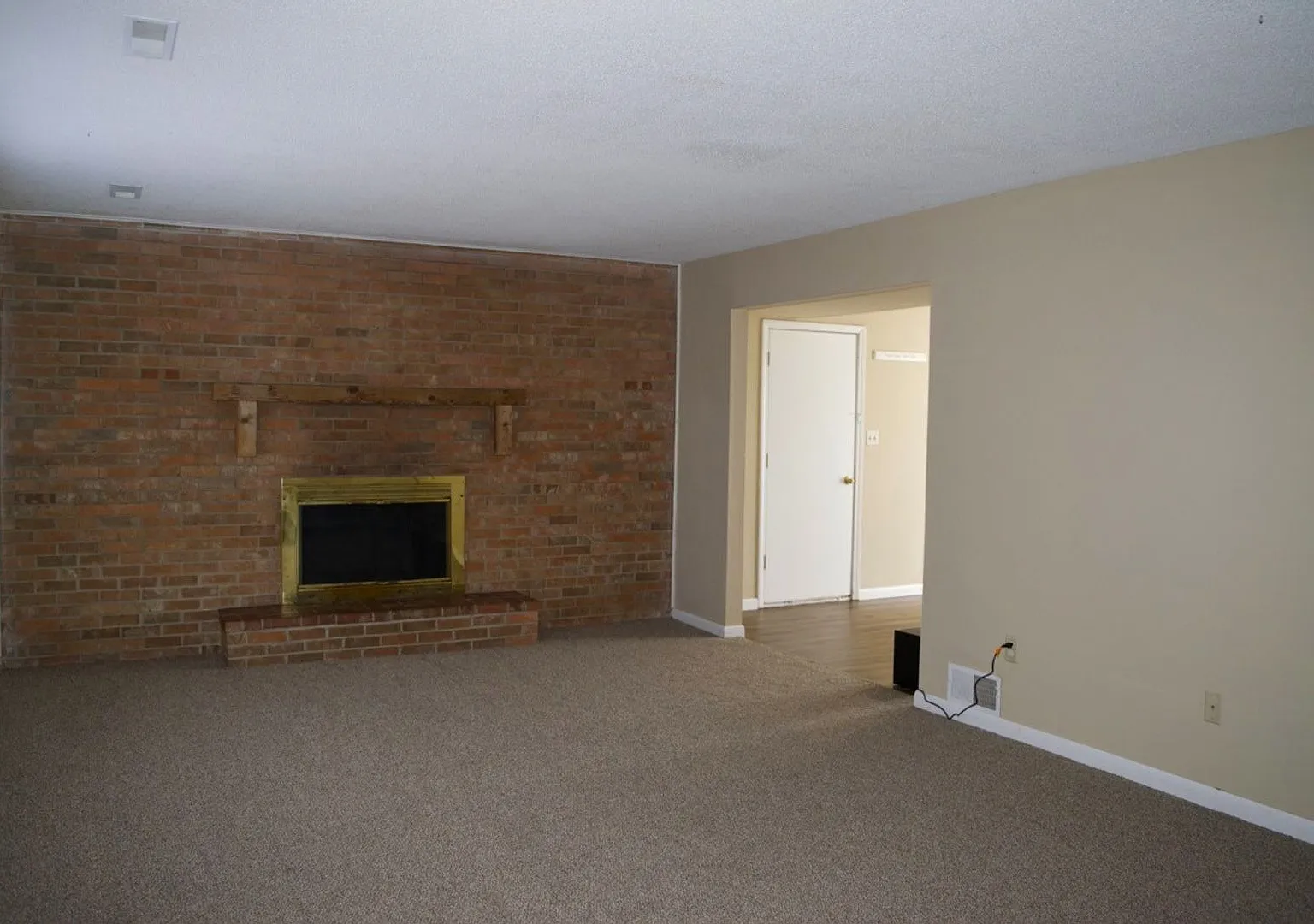 Nice 3 Bedroom 2.5 Bathroom Townhome — Photo 2