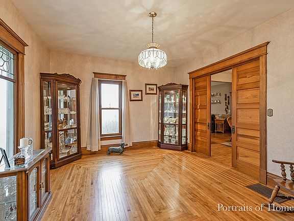 4th image of 215 E Galena St