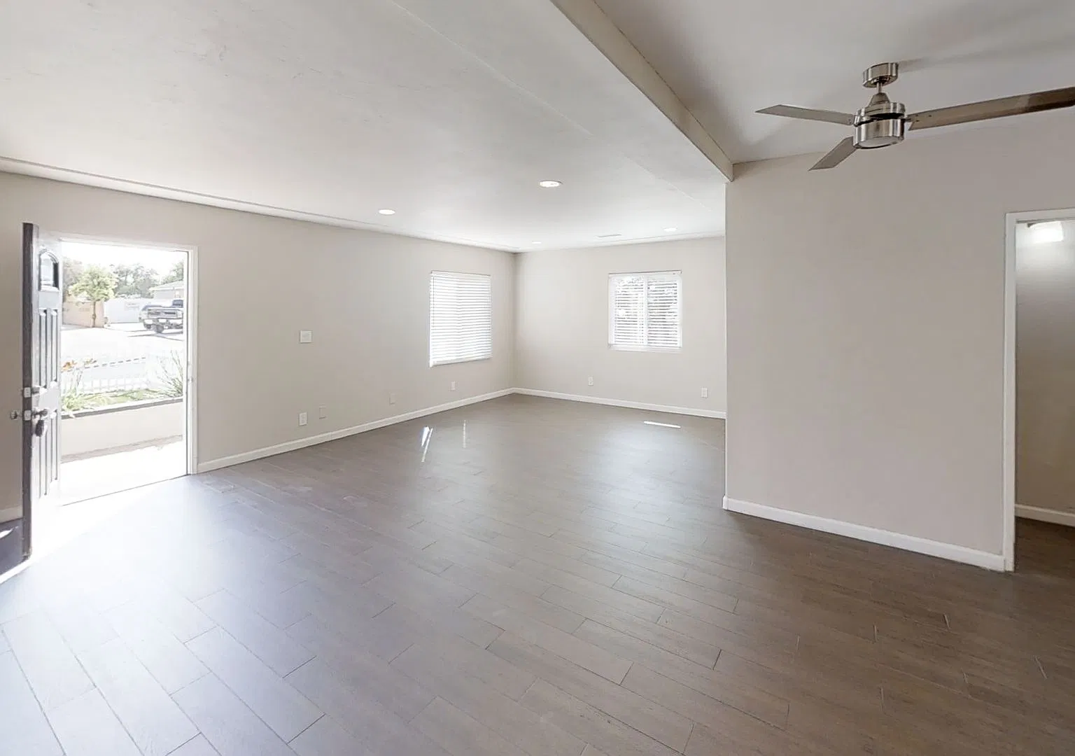 BIG House! Spacious bedrooms! Garage and Driveway Parking! — Photo 4