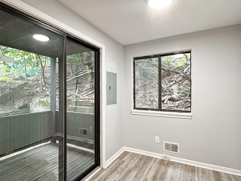 5735 Hobart St #1 — Photo 12