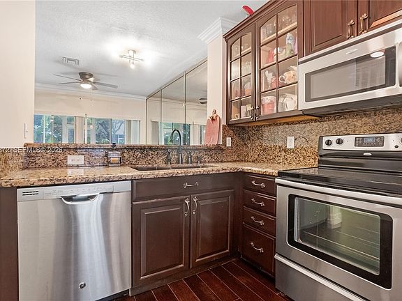 5th image of 716 SW 122nd Ave