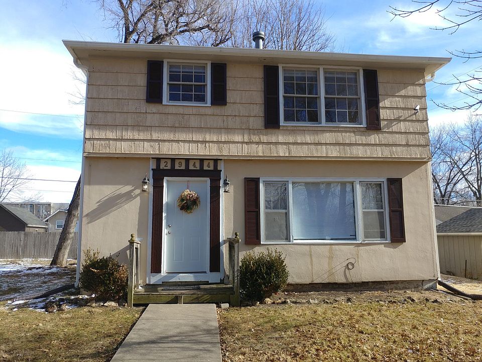 Most current photo. Plenty of front and backyard space.