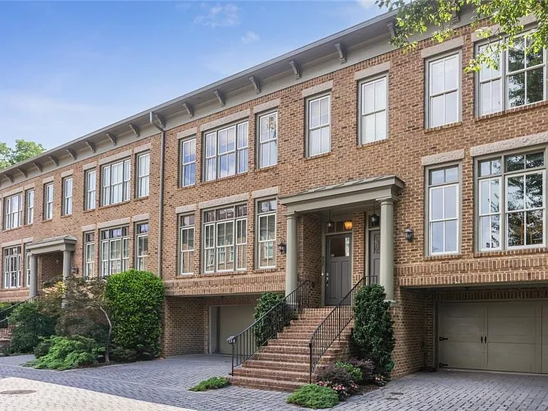 805 Highland Green Way NE — Photo 1