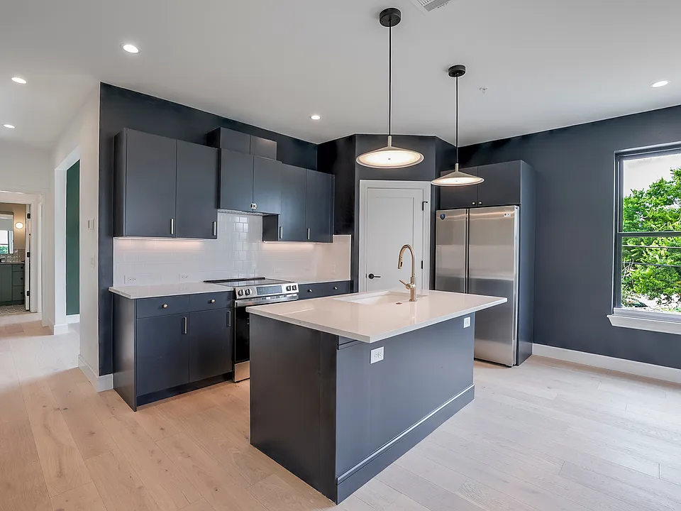 309 W Daggett Ave #207