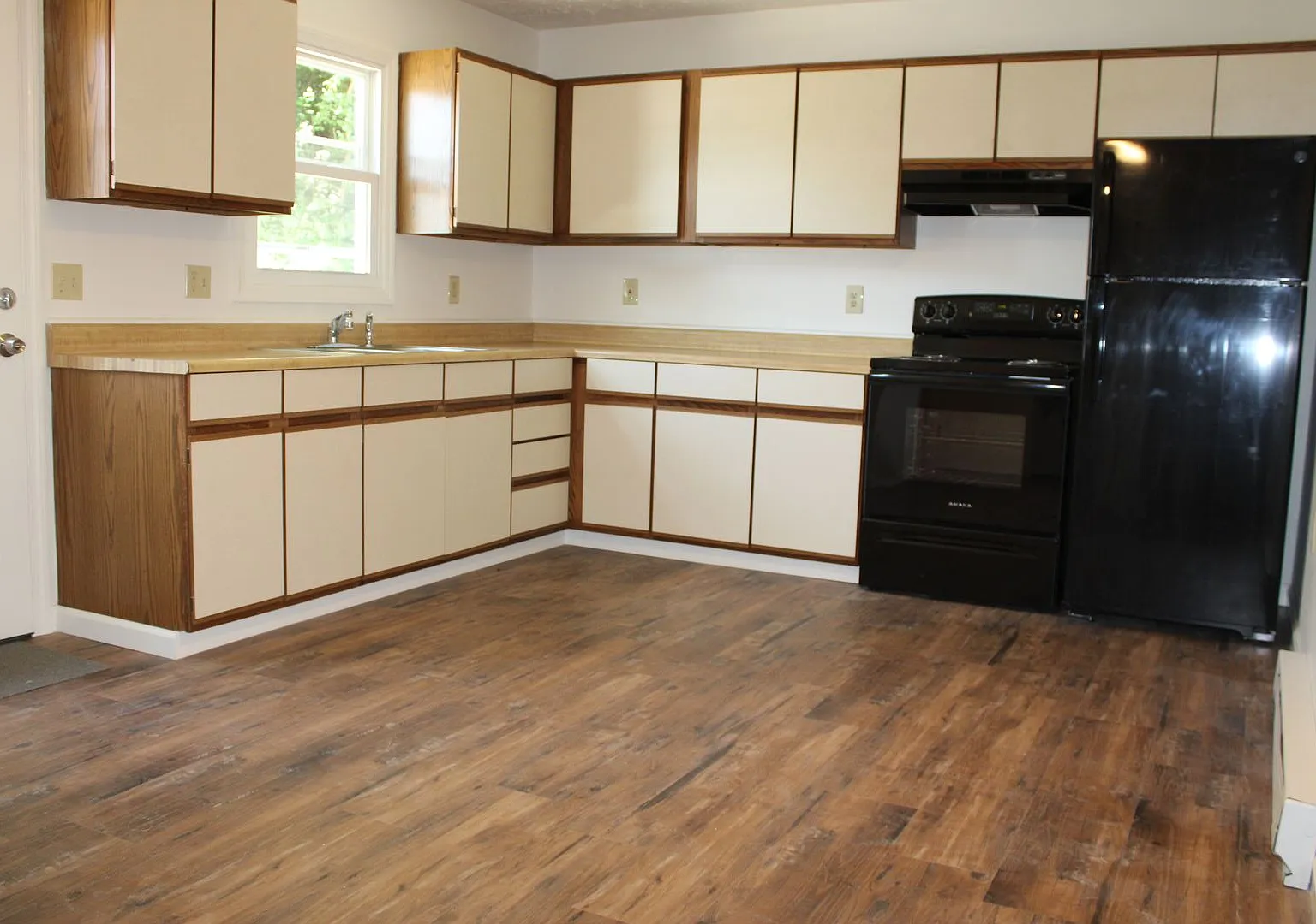 Spacious Two Bedroom Apartment — Photo 1