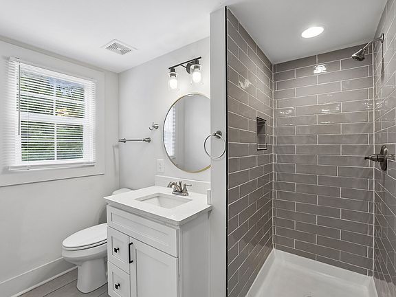 5th image of 810 W Lincoln St