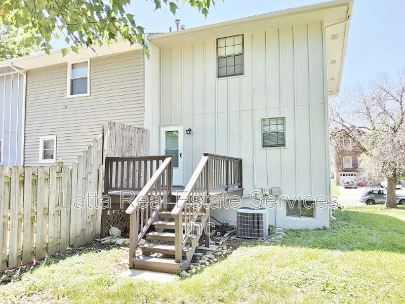 Applegate 1 Condominium — Photo 2