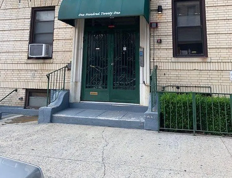 121 Garrison Ave #201 — Photo 2