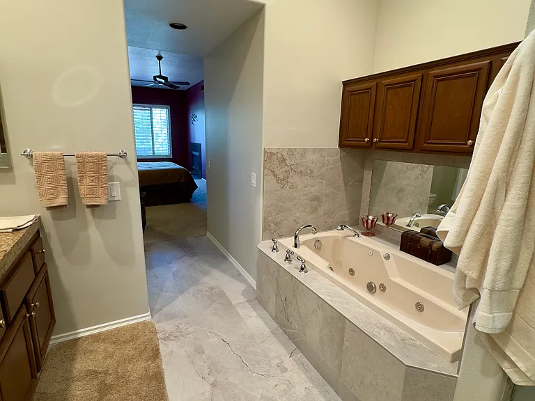 128 E Kavenish Dr — Photo 8