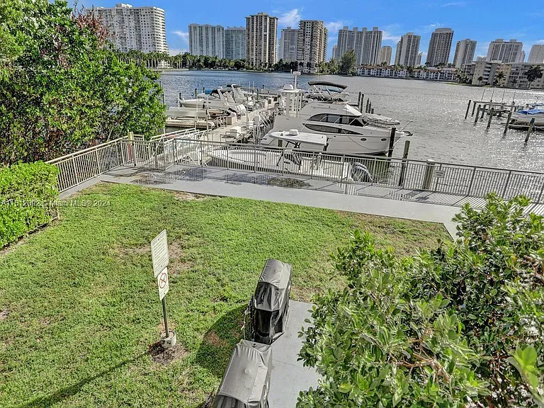 18051 Biscayne Blvd #304 — Photo 47