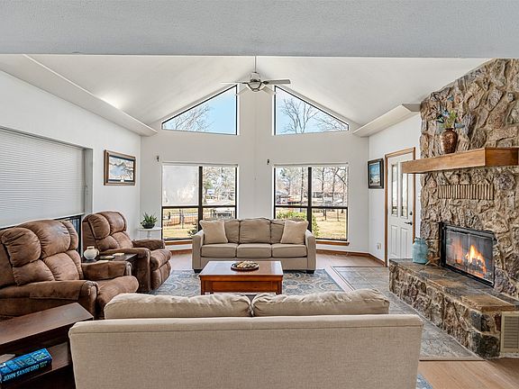 4th image of 101 E Beverly Dr