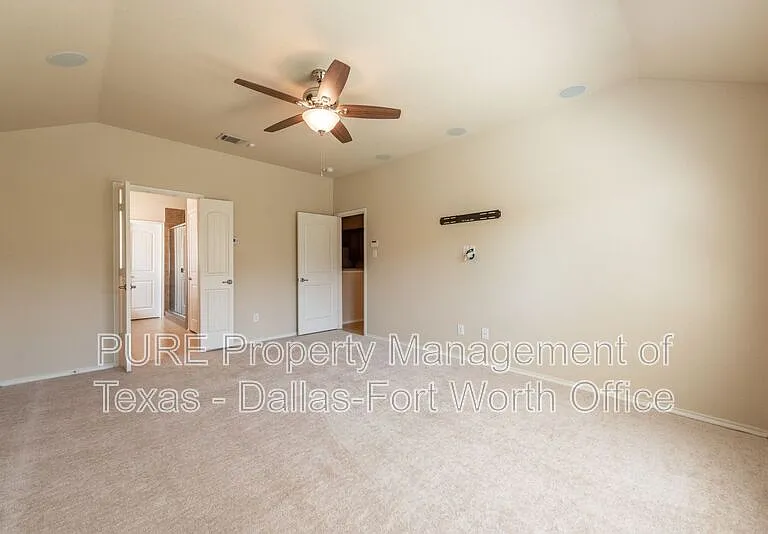 1012 Lake Hollow Dr — Photo 15
