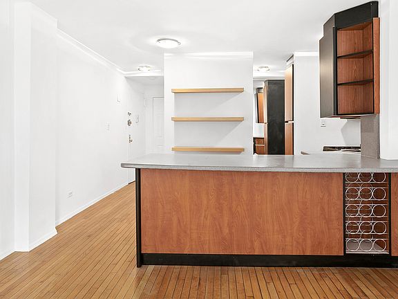 4th image of 320 E 54th St APT 6A