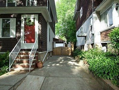 Driveway with driveway gate, detached garage