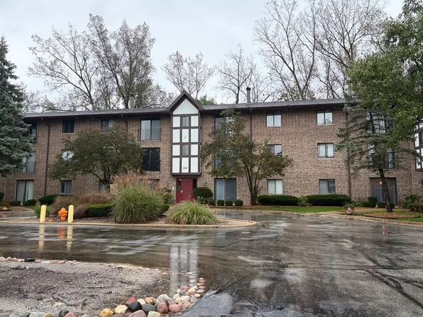 44 Harbor Ct APT 304, Naperville, IL 60565