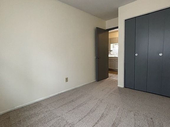 5th image of 724 Waskin Dr APT B