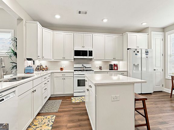 5th image of 200 Sweetbay Ct