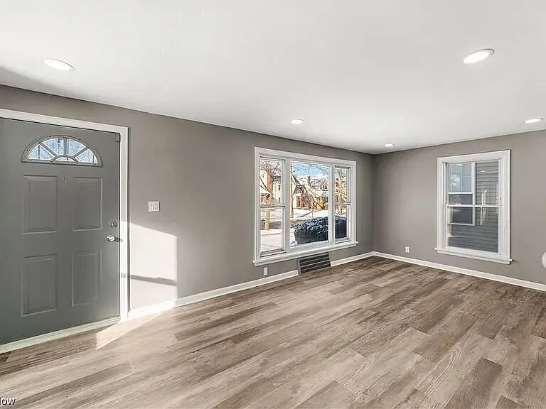 4 Bedroom Home with Central Air, Appliances, and 2 Car Garage in Shaker Heights — Photo 2