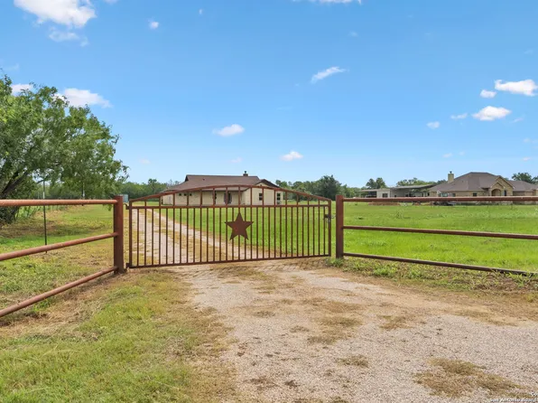 800 County Road 467, Stockdale, TX 78160