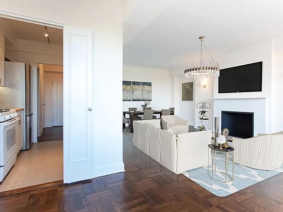 4th image of 40 Central Park S APT 16C