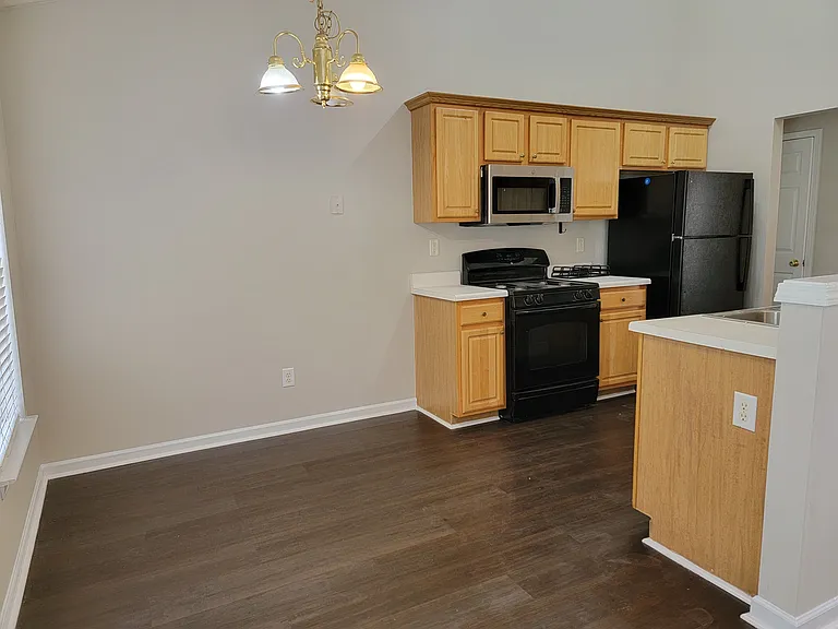 2379 Hillvale Cir — Photo 4