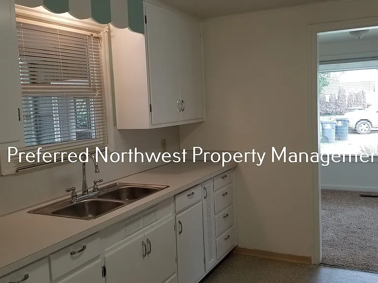 390 Stevens Ln — Photo 7