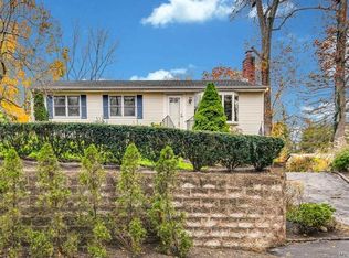 21 Valley Rd, Northport, NY 11768