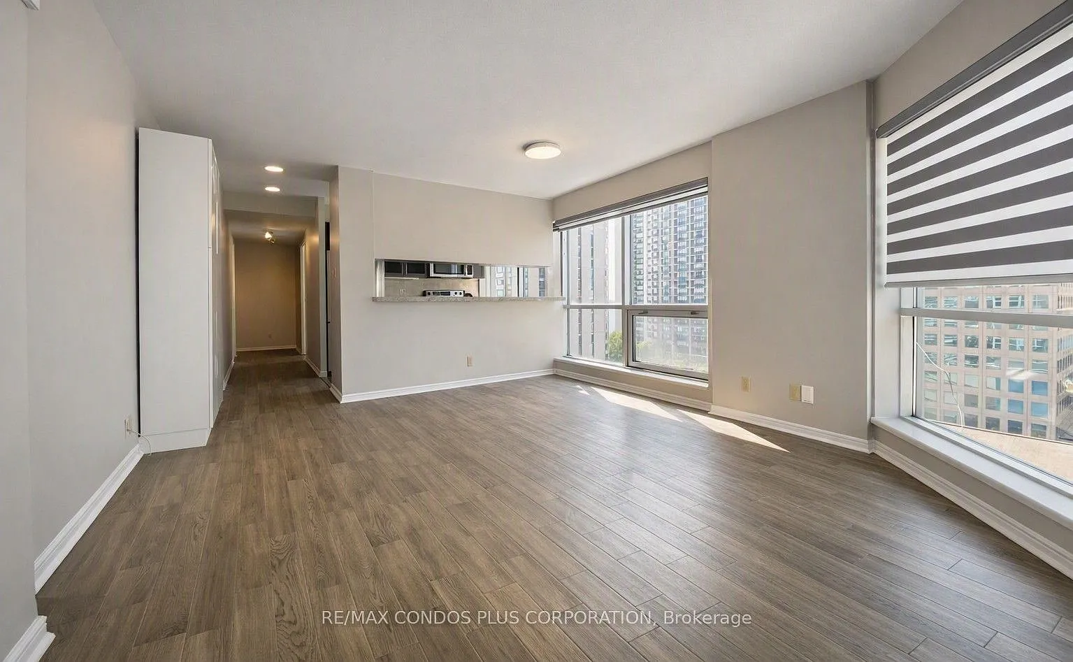 10 Queens Quay W — Photo 3