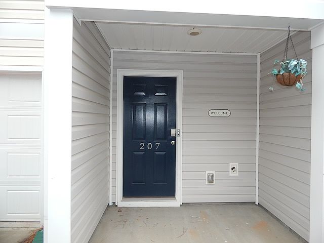 1st image of 207 Oakmont Valley Trl