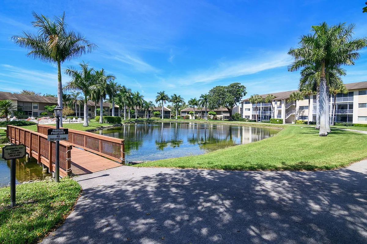 Building Photo - 1020 Palm View Dr #103