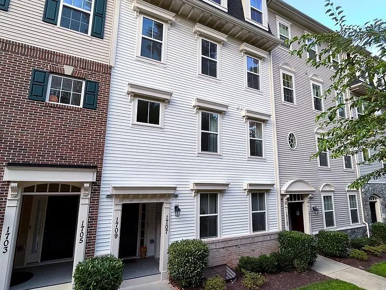 1707 Fieldstone Ct — Photo 1