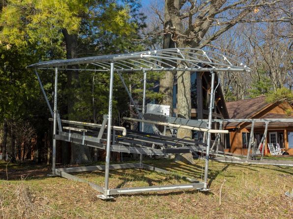 7753 Woodland Dr, Honor, MI 49640