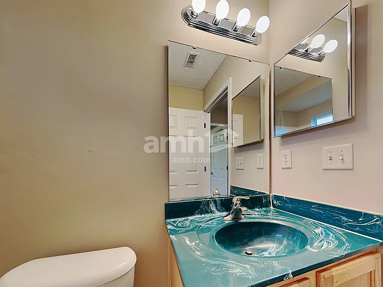 1852 Willesdon Dr W — Photo 14