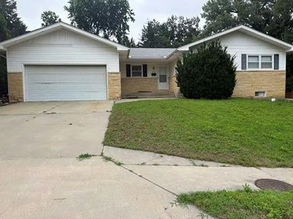 914 Countryside Ct, Junction City, KS 66441
