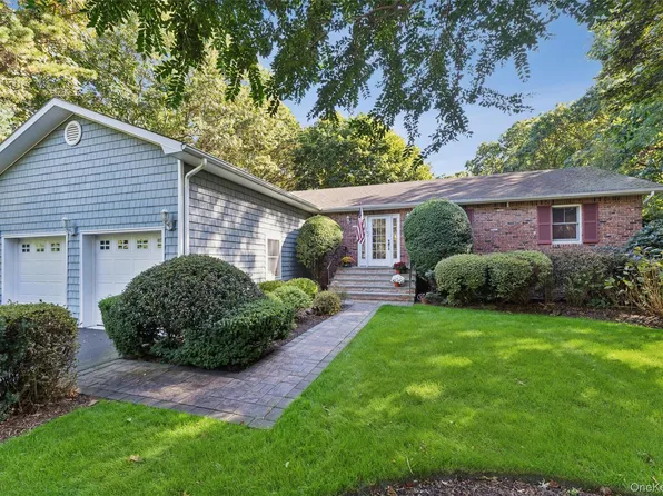 39 Cozine Road, Center Moriches, NY 11934