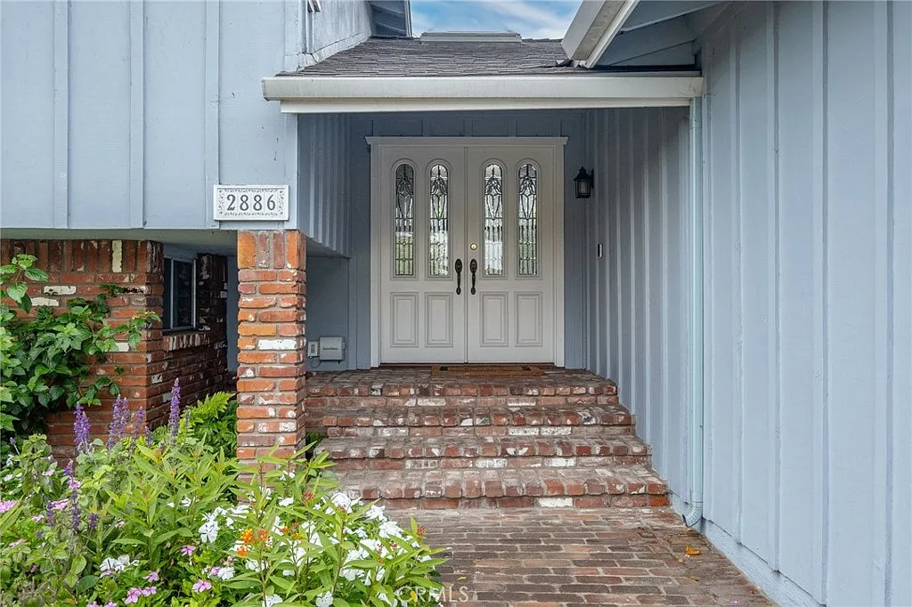 4 bed, 2337 sqft, $6,000 — Photo 2