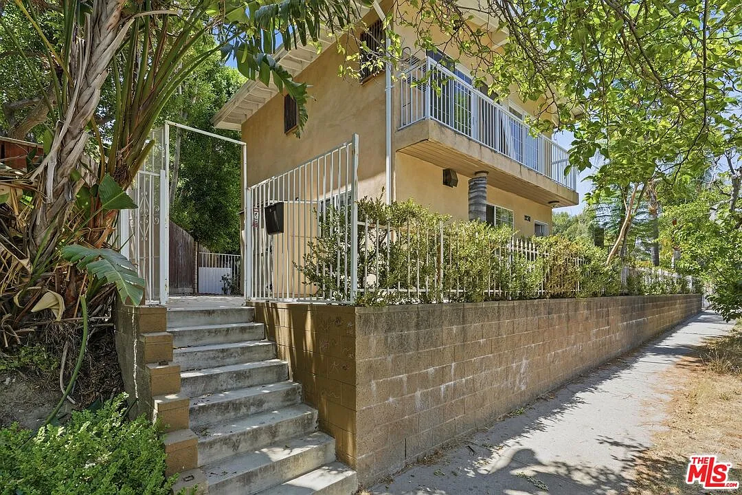 2 bed, 1.0 bath, $2,600 — Photo 2