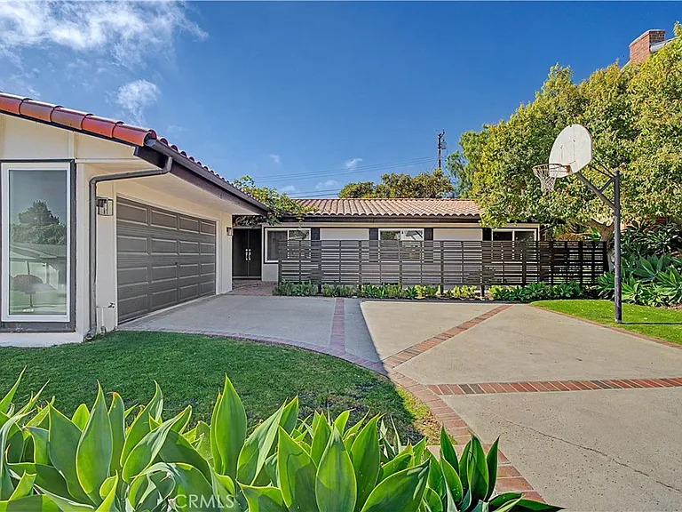 6917 Clovercliff Dr — Photo 34