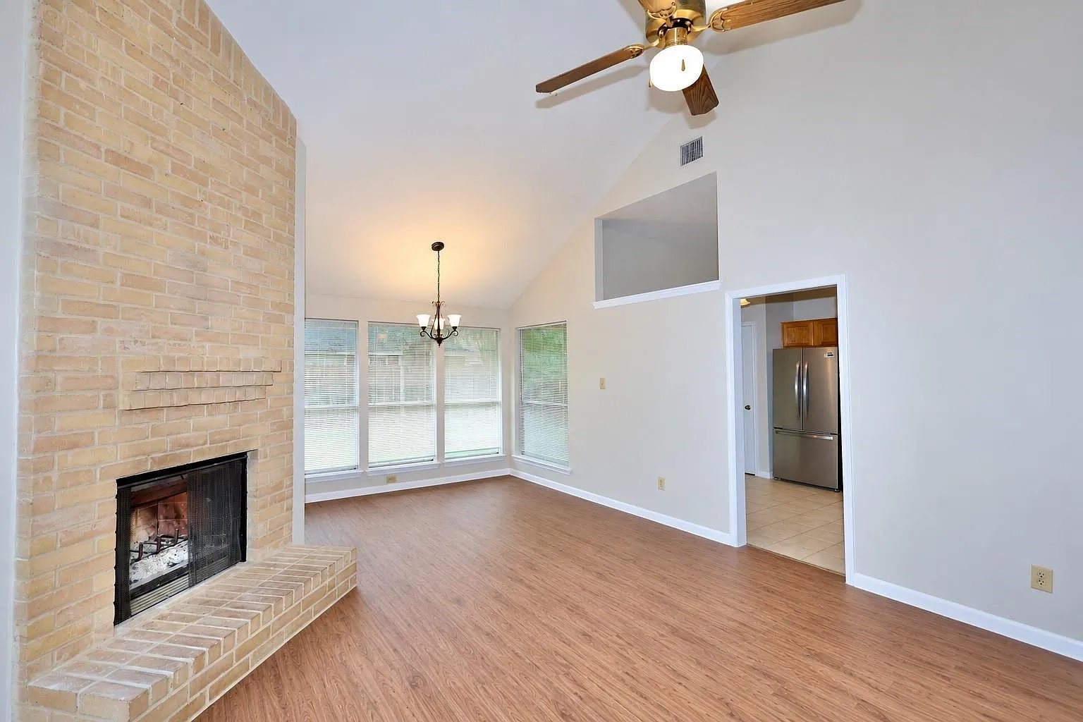 3 bed, 2.0 bath, 1325 sqft, $1,900 — Photo 4