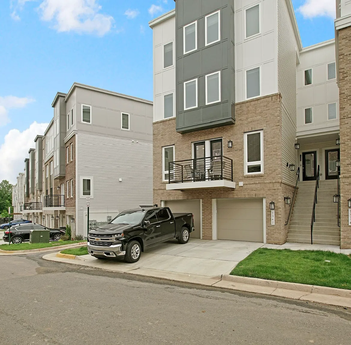 3 bed, 2.5 bath, 1900 sqft, $2,950 — Photo 1