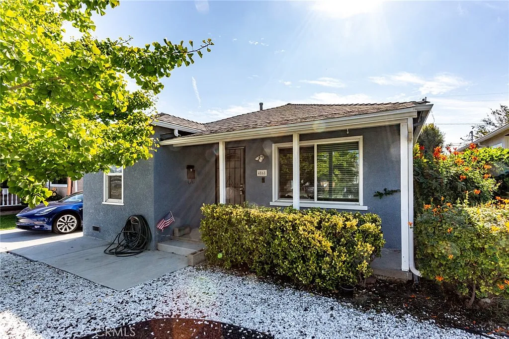 3 bed, 996 sqft, $4,100 — Photo 1