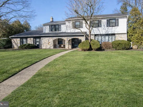 233 Lamplighter Ln, Huntingdon Valley, PA 19006