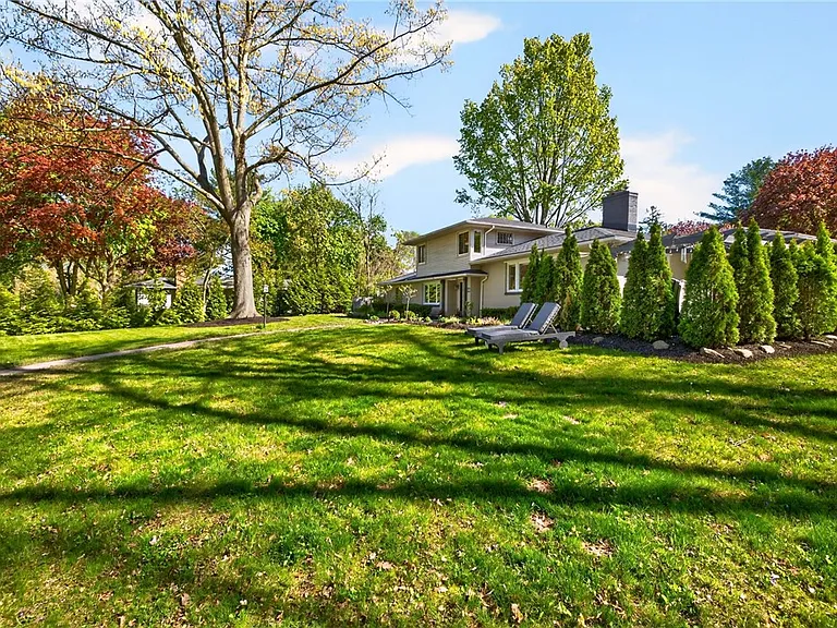 330 Kilbourn Rd — Photo 34