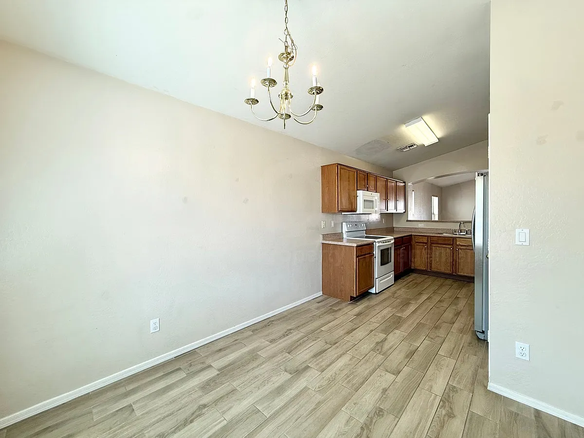 3 bed, 2.0 bath, 1310 sqft, $1,850 — Photo 4